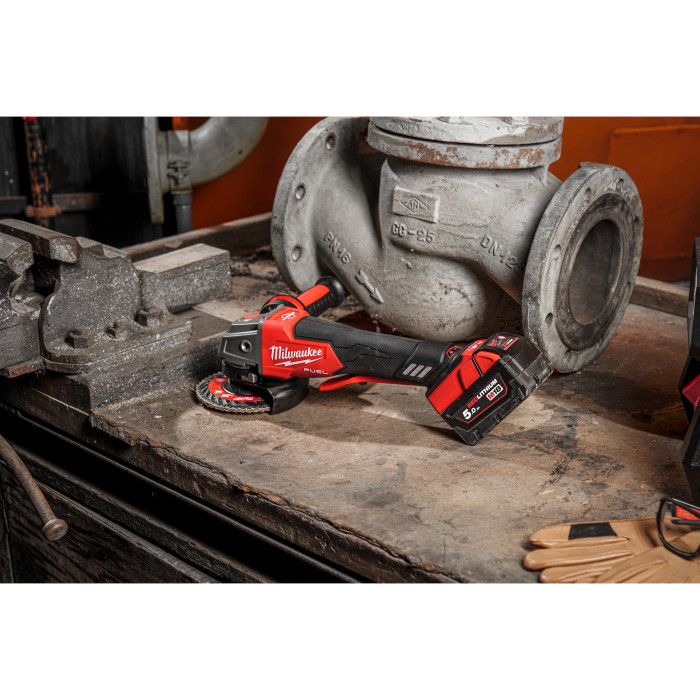 Угловая шлифмашина аккумуляторная Milwaukee M18 ONEFSAG125XPDB-502X 4933478435 - изображение 9