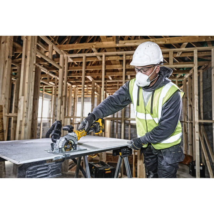 Дисковая пила аккумуляторная DeWALT DCS571P2 - изображение 7